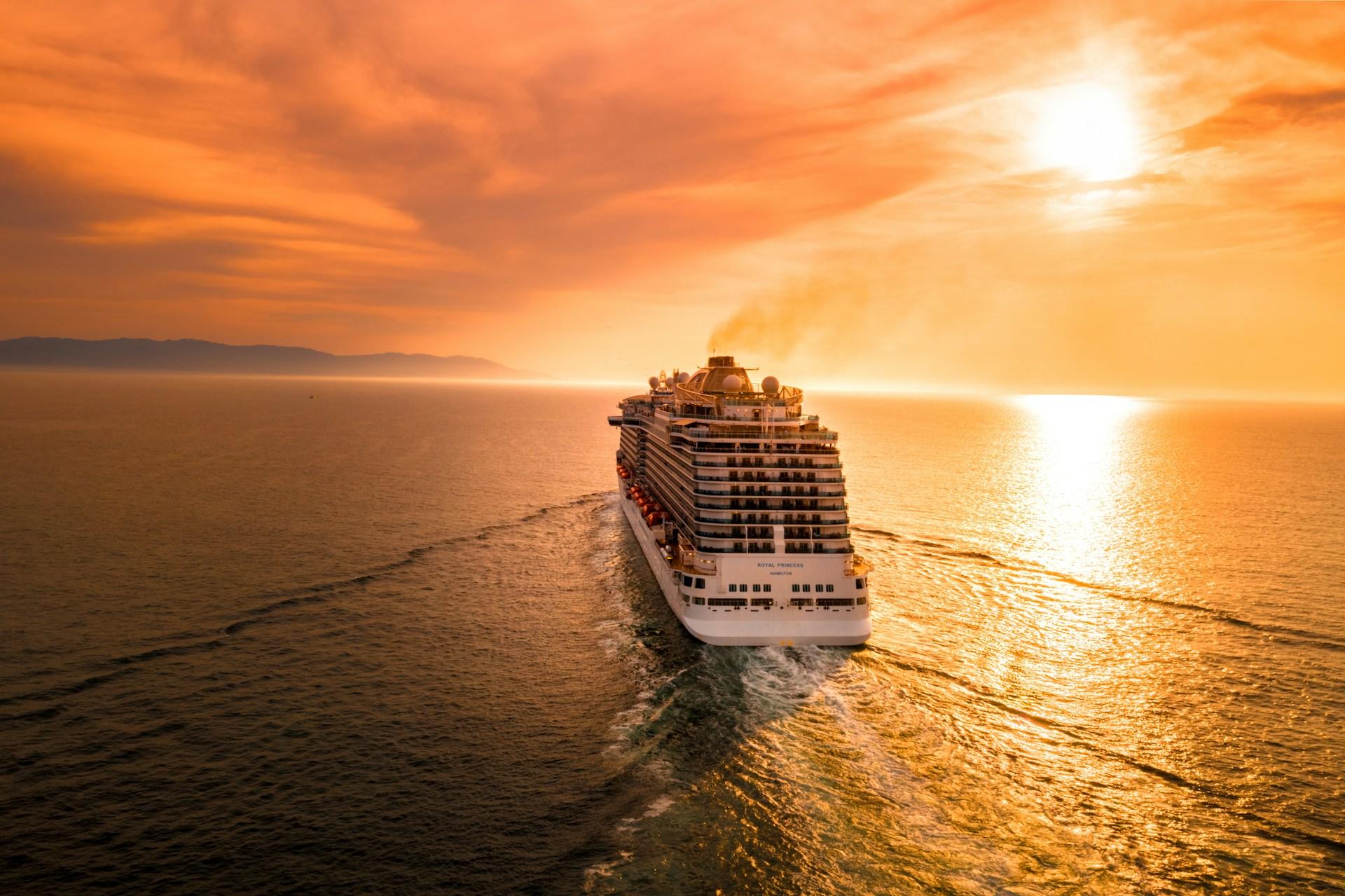 Démystifions les mythes les plus répandus sur les croisières - background banner